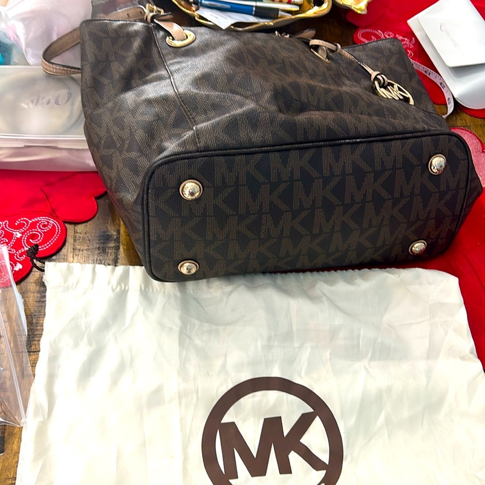 Authentic Michael Kors Shoulder bag.